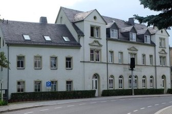 Hausärztin hat nun doch eine Nachfolgerin - Im Erdgeschoss der früheren Pension "Zur Eisenbahn" in Hohndorf entsteht eine Arztpraxis. Den Umbau übernimmt die Gemeinde, bei der Medizinerin handelt es sich um eine bisherige Fachärztin des Kreiskrankenhauses Stollberg. 
