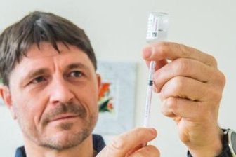 Hausarzt aus dem Erzgebirge: "Ich bin für eine moralische Impfpflicht" - Der Auer Hausarzt Dr. Lars Schirmer impft in seiner Praxis, obwohl das eine Herausforderung für sein Team ist.