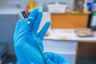 Hausarzt aus Westsachsen beklagt Impf-Bürokratie: "Es wird immer schlimmer" - Die Impfung gegen Corona gehört in den Hausarztpraxen der Region inzwischen zum täglichen Geschäft. Allerdings kritisieren Ärzte den damit verbundenen bürokratischen Aufwand. 