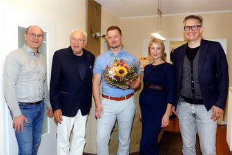 Hausarzt geht in den Ruhestand: So geht es mit dem Ärztehaus in Zwönitz jetzt weiter - Bei der Übergabe der Praxis an das MVZ „Nah dran“ (v. l.): Bürgermeister Wolfgang Triebert, Dr. Joachim Hübschmann, MU Dr. Aleš Burianek, Dr. Raina Hübschmann, Geschäftsführer Thomas Hohlfeld.