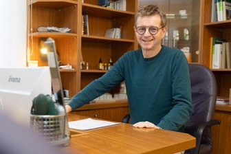 Hausarzt im Erzgebirge: Warum ein Ehrenfriedersdorfer seine Praxis Ende März aufgibt - Dr. Burkhard Flechsig in seiner Hausarztpraxis. 34 Jahre hat er sich dort um die kleinen und größeren gesundheitlichen Probleme der Ehrenfriedersdorfer gekümmert. Am 31. März beendet er seine Hausarzttätigkeit.