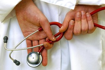 Hausarzt-Notstand in Erzgebirgsstadt: Plötzlich stehen zwei Praxen leer - In Lößnitz werden dringend drei Allgemeinmediziner gesucht. Im gesamten Erzgebirgskreis sind es bereits 62.