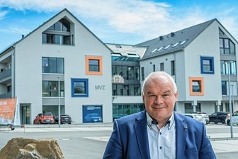 Hausarzt-Revolution im Erzgebirge? Genossenschaft aus Köln geht es an - und erntet Kritik - Michael Kosel ist Aufsichtsratsvorsitzender und Generalbevollmächtigter der Kölner Genossenschaft MVZ Der Arzt. Sein Vorzeigeobjekt: die 20 Millionen Euro teure Poliklinik in Marienberg.