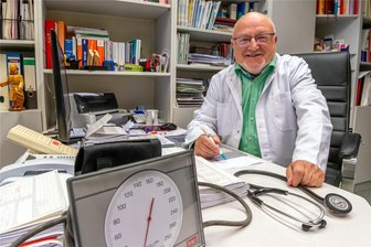Hausarztmangel im Erzgebirge immer schlimmer: KV meldet 62 offene Stellen - So kennen ihn seine Patienten: Dr. med. Gunter Schneider im Sprechzimmer seiner Praxis in Seiffen.