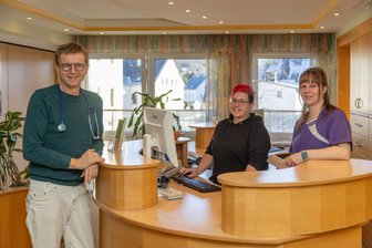 Hausarztmangel im Erzgebirge: Warum das in Ehrenfriedersdorf kein Thema ist - Dr. Burkhard Flechsig verabschiedet sich am Dienstag aus seiner Hausarztpraxis. Bianka Lautner (Mitte) und Janine Kitzig bleiben.
