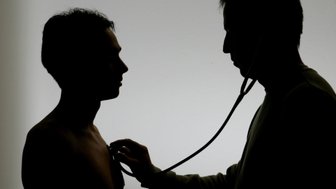 Hausarztmodell steht in Sachsen jetzt fast allen Versicherten offen - Endlich Hilfe: In vielen Praxen müssen Patienten lange warten.