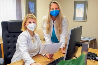 Hausarztpraxis in Augustusburg findet ersehnte Verstärkung - Dr. Susanne Steinert (links) hat mit Dr. Doreen Sonntag die lange ersehnte Verstärkung für ihre Hausarztpraxis in Augustusburg gefunden.