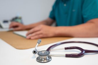Hausarztpraxis in Brand-Erbisdorf: Bereits hunderte Neupatienten - Ein Hausarzt sitzt in seiner Hausarztpraxis an einem Schreibtisch.