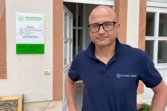Hausarztversorgung in Wechselburg: Nachfolgelösung durch Bürokratie erschwert - Dr. Ludger Mende möchte die Praxis in Wechselburg bei Rochlitz erweitern, umbauen und für eine Assistenzärztin einen Kassensitz schaffen. Doch im Moment scheitert er.