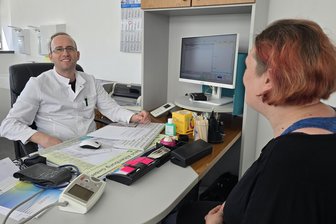 Hausarztwechsel in Crimmitschau: Dr. Marian-Bogdan übernimmt Praxis im Schocken-Kaufhaus - Dr. Razvan Marian-Bogdan in den neuen Räumen im sanierten Schocken-Bau in Crimmitschau.