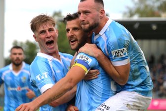 Hausaufgaben des Chemnitzer FC in der zweiten Saisonhälfte: Feuer entfachen, Talente binden und die Causa Polster - Artur Mergel (r.) und Johannes Pistol (l.) freuen sich mit Dejan Bozic über das goldene Tor beim 1:0-Hinrundensieg in Babelsberg.