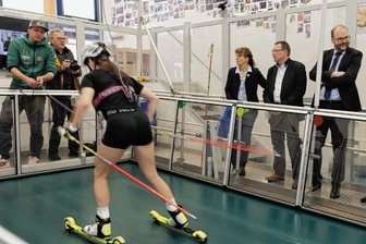 Hausaufgaben für den und vom Kultusminister - Anspruchsvolles Training und moderne Leistungsdiagnostik - Sachsens Kultusminister Christian Piwarz (4. v. r.) zeigte sich bei seinem Besuch in der Eliteschule des Wintersports in Oberwiesenthal beeindruckt. 