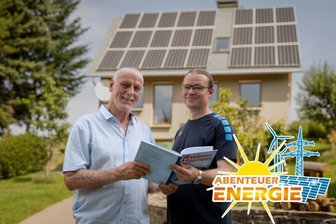 Hausbesitzer aus dem Erzgebirge rechnet vor: So kann’s gehen mit der Wärmepumpe - Sebastian Weinhold (r.) bewohnt ein Haus, das mit einer Wärmepumpe beheizt wird. Installiert wurde die Anlage von einer Firma aus Lößnitz. Deren Gründer Hans-Jürgen Seifert (l.) hat die Geschäfte inzwischen an seinen Sohn übergeben und betätigt sich als Gutachter und Fachbuchautor.