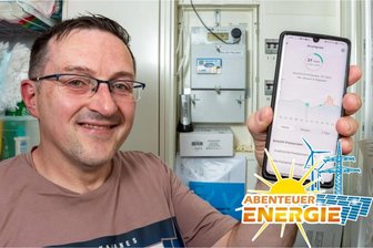 Hausbesitzer aus dem Erzgebirge rechnet vor: So profitiere ich von dynamischen Strompreisen - Mit seinem Smartphone kann Andre Obst den aktuellen Strompreis sehen. In seinem Hauswirtschaftsraum befindet sich der Schaltschrank, in dem auch ein Smart Meter verbaut ist.