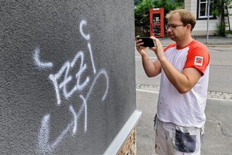 Hausbesitzer in Waldenburg wütend: Schmierfinken verschandeln Fassaden - Christian Tomsa, Mitarbeiter der Glauchauer Malerfirma Röhner, ist stinksauer. Er hat erst vor zwei Wochen mit seinen Kollegen diese Hausfassade an der Bahnhofstraße grau gestrichen. Nun muss er mit dem Hauseigentümer klären, wie diese hässlichen Schmierereien beseitigt werden sollen.