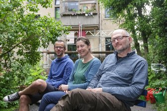 Hausbesitzer ohne viel Geld: Diese Chemnitzer zeigen, wie es geht - René Härtel (von links), Jana Pöttrich und Jörg Lenk sitzen im Garten der "Alten Cäcilie". Gemeinsam mit den anderen Bewohnerinnen und Bewohnern des Hauses haben sie eine Genossenschaft gegründet und das Gebäude übernommen. Bald stehen Renovierungsarbeiten an.