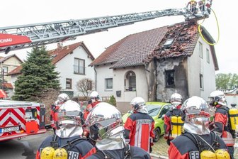 Von der Drehleiter aus hat die Feuerwehr die Ziegel entfernt und den Brand bekämpft.