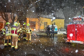 Hausbrand in Erlau: Frauen verletzt – Gebäude unbewohnbar - Zu einem Großeinsatz der Feuerwehr kam es am Donnerstagabend in Erlau.