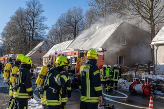 Hausbrand in Falkenstein - Feuerwehr rettet Bewohnerin aus Dachgeschoss - Insgesamt 35 Kameraden der umliegenden Freiwilligen Feuerwehren waren im Einsatz.