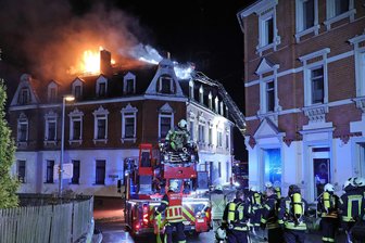 Hausdach in Siebenlehn geht in Flammen auf – Drei Bewohner und ein Hund gerettet - Das Dach eines Wohnhauses am Markt in Siebenlehn ging am Mittwoch kurz nach 23 Uhr in Flammen auf.