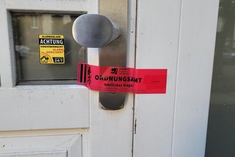 „Hausdame mit Beteiligung“: Prozess gibt Einblicke in ein florierendes Bordell in bester Chemnitzer Wohnlage - Hinter dieser Tür lief bis März dieses Jahres ein offenbar florierendes Bordellgeschäft. Illegal allerdings.