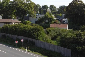 Hauseigentümer aus Oberlosa: „Stadt Plauen will mich enteignen“ - Das Wohnhaus von Marco Kouba in Plauen-Oberlosa, im Vordergrund die Bundesstraße 92: Der Eigentümer sagt, die Stadt Plauen wolle ihm das Wohnrecht aberkennen.