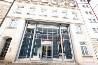 Hauseigentümer aus Stuttgart findet in Plauen keine neuen Mieter: „Ich habe es mir in der Innenstadt einfacher vorgestellt“ - Die Bahnhofstraße 36. Hinter den großen Schaufenstern liegt der Laden, der frei ist.