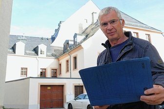 Hauseigentümer in Zschopau sauer: Denkmalschutz bremst Bau einer Solaranlage aus - Heinrich Vieweger mit den Plänen vor seinem Haus. Nur von diesem Standort und vom Chorgestühl der Kirche wäre die PV-Anlage zu sehen. 