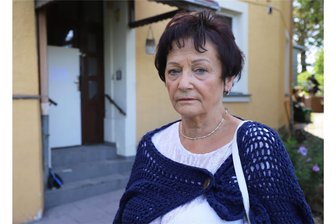 Hauseigentümerin nach Dachstuhlbrand an der B 101 in Freiberg: „Da waren so viele liebe Menschen, die geholfen haben!“ - Regine Fiedler-Moratzky im Garten ihres Hauses an der Brander Straße in Freiberg. Im Hintergrund die gesicherte Tür.