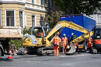 Hauseinsturz in Görlitz: Gas für Anwohner wird abgestellt - Viele Trümmerteile mussten per Hand weggeräumt werden, um nach möglichen Opfern suchen zu können.