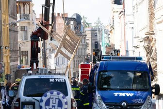 Hauseinsturz in Görlitz: Verkehr wegen Einsatz eingeschränkt - Die Einsatzkräfte müssen vorsichtig arbeiten.