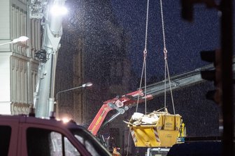 Hauseinsturz in Görlitz: "Wir geben unser Menschenmögliches" - Auch im Dunkeln wurde die Suche nach den Vermissten fortgesetzt.