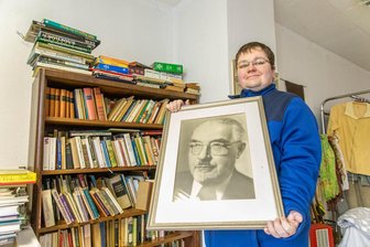Hausflohmarkt im Erzgebirge: Raritäten und Neuigkeiten im Höbler-Haus aufgestöbert - Swetlana Losensky zeigt das Porträt von Paul Höbler, das mit zum Verkauf angeboten wurde.