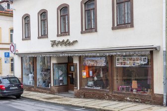 Hausflohmarkt in ehemaligem Modehaus im Erzgebirge: Was Besucher erwartet - Im einstigen Modehaus Höbler in Buchholz findet am Sonnabend ein Hausflohmarkt statt.