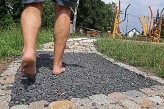 Haushalt für Bürger finanziert gute Ideen - Auch der Barfußpfad am Oberlungwitzer Spielplatz FSO wurde mit Bürgergeld gebaut.