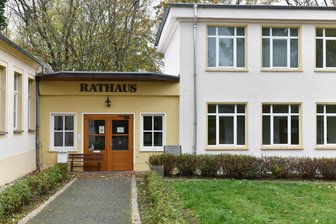 Haushalt ist beschlossene Sache: Reinsberg bei Freiberg muss Rücklagen anzapfen - Die Gemeinde Reinsberg - hier das Rathaus - rechnet 2026 mit fast 60.000 Euro Minus.