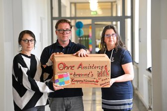 Haushaltsbeschluss des Freistaats: Sind die Schulassistenten in Chemnitz nun gerettet? - Die Schulassistenten Nicole Klug (l.) und Sebastian Behr sowie Elternvertreterin Karina Lorenz.