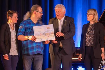 Haushaltsdebatte: Zwei umstrittene Projekte in Hainichen - Stadtplaner Steffen Krätzsch (2.v.l.) freute sich beim Neujahrsempfang über das Preisgeld von 40.000 Euro für das Konzept zum Begegnungsort „Balancegleis“.