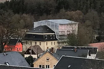 Haushaltsdiskussion: Was geht in Bösenbrunn in diesem Jahr? - Viele Blicke auf sich zieht die Sanierung des Rittergutsdaches in Bösenbrunn, wegen der ein riesiges Schutzdach errichtet wurde. Die von Bund und Land geförderte Maßnahme wird auch das neue Jahr prägen. 
