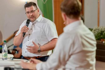 Haushaltssperre im Vogtlandkreis: Landrat Hennig übt Selbstkritik - Landrat Thomas Hennig (CDU) erklärt sein Handeln bei der Haushaltssperre des Vogtlandkreises beim Forum mit Ministerpräsident Michael Kretschmer (CDU) in Triebel.