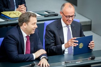 Haushaltswoche: Es wird ein Innenkanzler gebraucht - Bundeskanzler Friedrich Merz (r, CDU) und Lars Klingbeil (SPD), Bundesminister der Finanzen, Vizekanzler und SPD-Bundesvorsitzender, bei einer Sitzung des Bundestages.