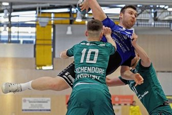 Hausherren feiern klaren Derbysieg - Tobias Piller (blaues Trikot) vom HC Glauchau/Meerane zeigte im Spiel gegen Freiberg eine starke Vorstellung.