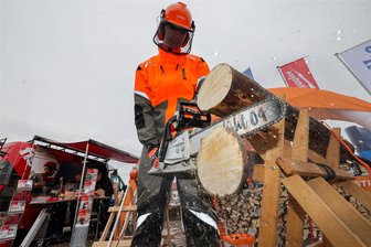 Hausmesse bei Rülke in Glauchau: Experten zeigen, wie Brennholz schnell und ohne blutige Hände gemacht wird - Mitarbeiter Christian Döhler präsentiert sich bei der Arbeit mit der Kettensäge in der passenden Ausrüstung.