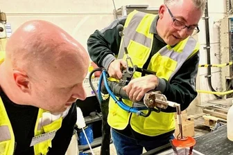 Hausmesse überrascht ihre Besucher - Marco Hoffmann (r.) und Thomas Heidelk führten im Emaillierwerk ein einzigartiges Werkzeug zur Bearbeitung von Oberflächen vor. 