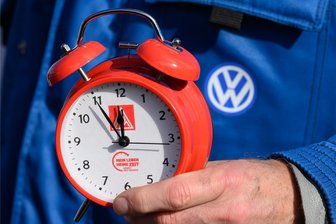 Hausmitteilung an die Mitarbeiter: Wie Volkswagen die eigenen Sparpläne verteidigt - Das Motto der Informationsveranstaltungen des VW-Betriebsrates am Montag: „Es ist kurz vor 12“.