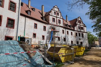 Hausschwamm: Massive Probleme im Schloss Forderglauchau - Am Südflügel des Schlosses Forderglauchau laufen Sanierungsarbeiten.