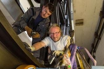 Haustechniker warten alte Bergbaumaschinen - 