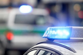 Haustür und Bagger in Plauen mit Steinen und Flaschen beschädigt - Vandalismus: Eine Haustür und ein Bagger wurden in Plauen mit Steinen und Flaschen beschädigt.
