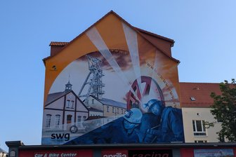 Hauswand an der Olbernhauer Straße in Freiberg ist ein Kunstwerk geworden - Das Wandbild sprühte Künstler Alexander Mehlhorn aus Schneeberg.