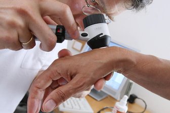 Hautärzte-Notstand im Erzgebirge: Jetzt springt der Hausarzt ein - Ein Mediziner untersucht die Haut einer Patientin. Bei Hautkrankheiten können Erzgebirger jetzt auch zu einem speziell ausgestatteten Hausarzt gehen.